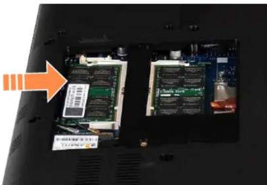 SAMSUNG NP-R560 - Adding a Memory Module - 3