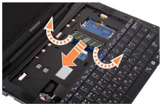 SAMSUNG NP-Q210 - Replacing the Memory - 5
