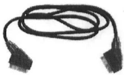 Aufgewickeltes schwarzes Kabel mit zwei Steckern (keine sichtbaren Texte oder Symbole)