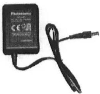 Schwarzes Panasonic-Netzteil mit angeschlossenem Kabel und Stecker (keine sichtbaren Texte oder Symbole)