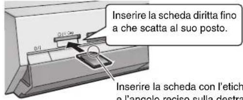 Inserire la scheda diritta fino a che scatta al suo posto. Inserire la scheda con l'etich e l'angolo reciso sulla destra