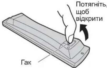 PANASONIC Viera TX-R32LX70 - Встановлення батарей в пульт дистанційного керування - 2