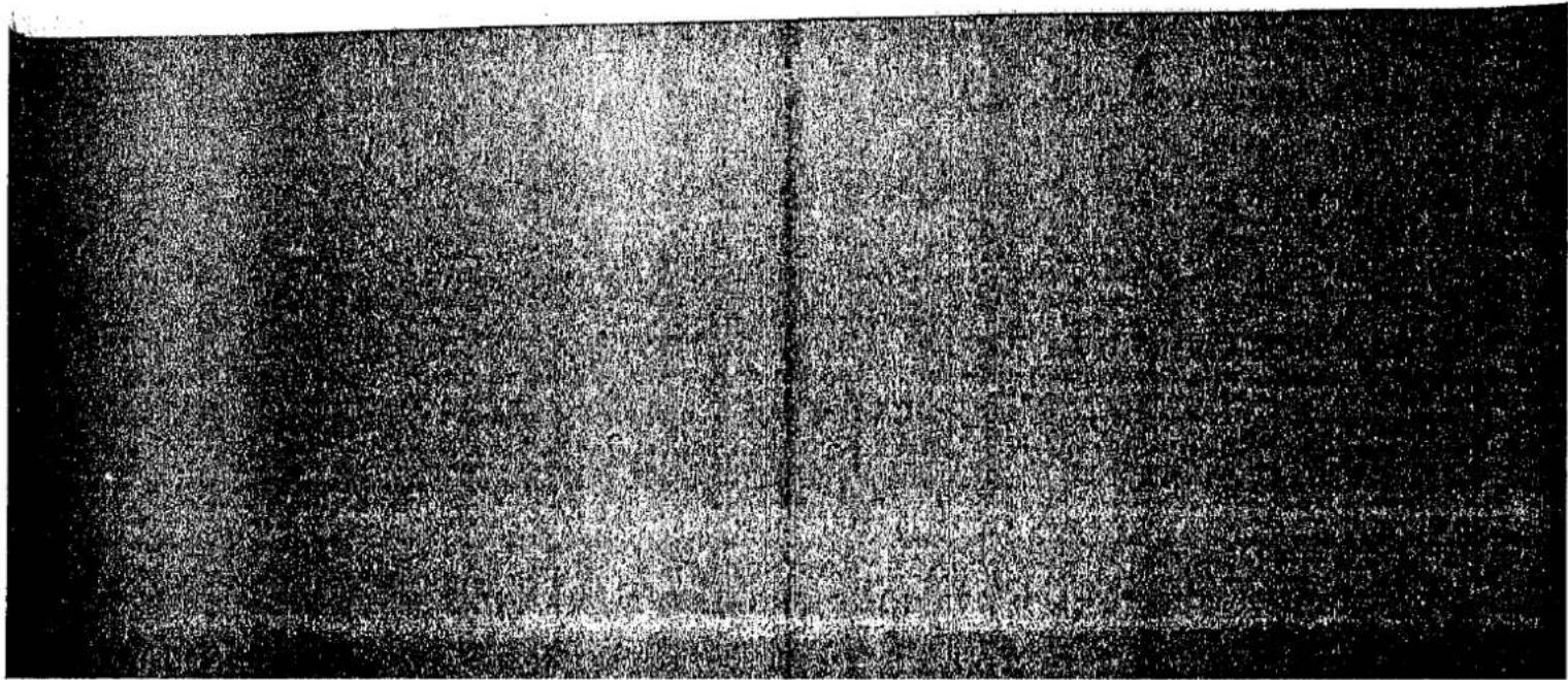 Schwarz-weißes Foto einer dunklen, strukturierten Oberfläche ohne sichtbaren Text, Symbole oder erkennbare Objekte.