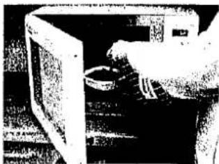 Schwarz-Weiß-Foto einer Person, die eine Maschine mit einem kreisförmigen Bauteil bedient (keine sichtbaren Texte oder Symbole)