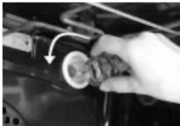 WHIRLPOOL OBU B00 W - Changing the side halogen lamp (if provided - depends on model): - 1