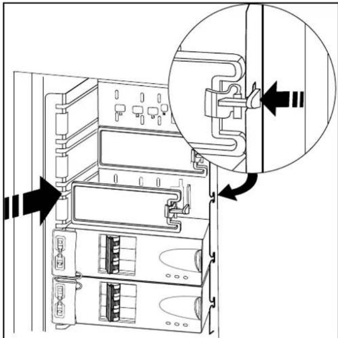 APC Symmetra PX 96/160KW - VERLETZUNGSGEFAHR UND GEFAHR DER BESCHÄDIGUNG DER AUSRÜSTUNG - 6