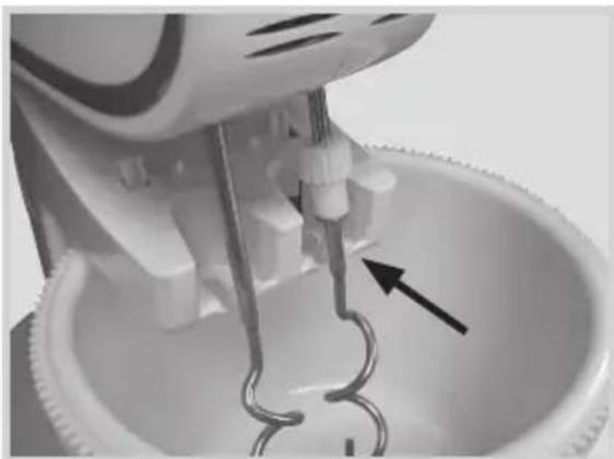 KORONA 23101 - Anbringen des Handmixers auf der Mixer-Halterung - 1
