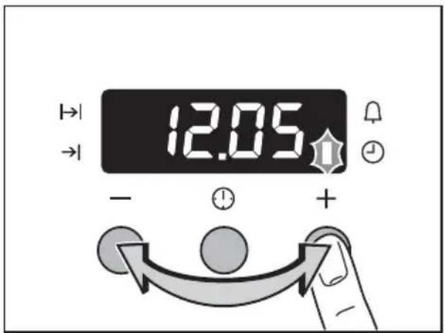 Juno Electrolux JON53000B - Nach dem elektrischen Anschluss oder einem Stromausfall blinkt die Funktionsleuchte Tageszeit automatisch. - 2