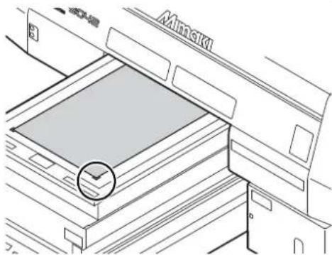 Mimaki UJF-6042 - Das Medium an der L-förmigen Markierung (Ursprung) der rechten Tischseite anlegen. - 1