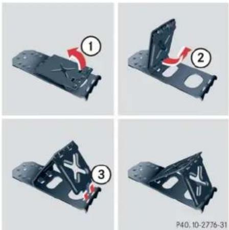 Mercedes-Benz C 230 Sport (2006) - Setting up the collapsible wheel chock - 1