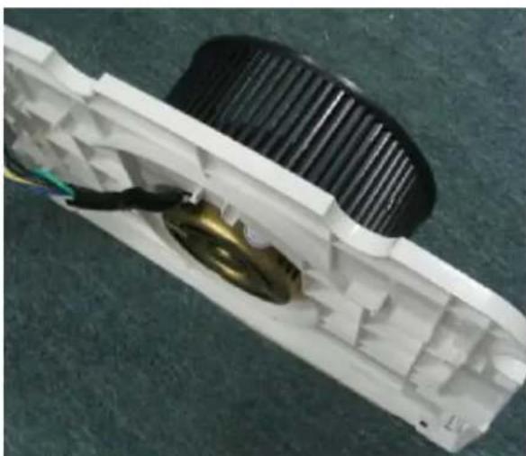MIDEA MPK-12EEN2 - To replace the condenser fan motor Remove the screws fixing the evaporator - 4