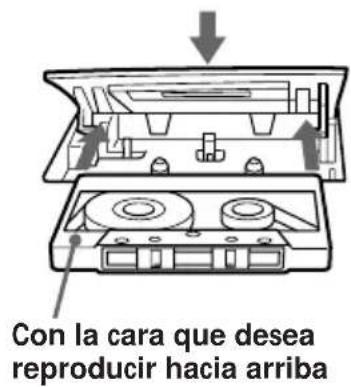 Con la cara que desea reproducir hacia arriba