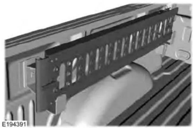 FORD F-250 Super Duty (2017) - Stowing the Bed Ramp - 1