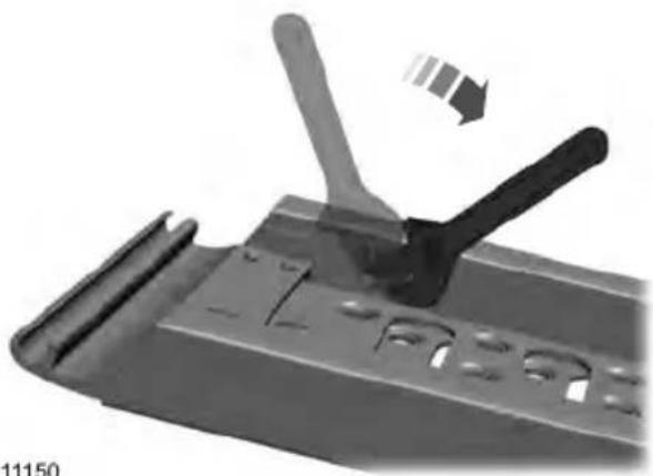 FORD F-450 Super Duty (2020) - Using the Bed Ramp - 2