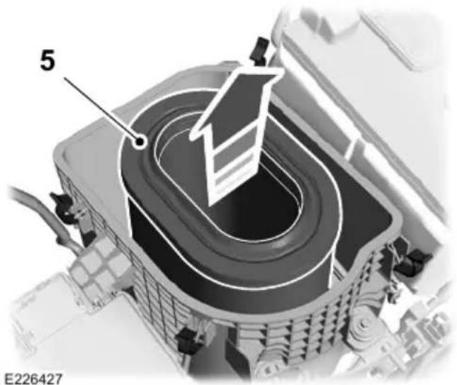 FORD F-450 Super Duty (2020) - CHANGING THE ENGINE AIR FILTER - 6.2L - 3