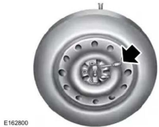 FORD F-450 Super Duty (2020) - Stowing the Flat Tire or Spare Tire - 1