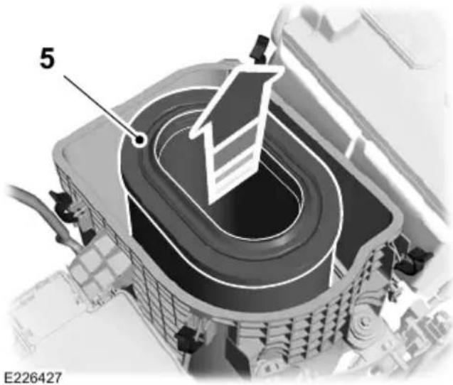 FORD F-350 Super Duty (2019) - CHANGING THE ENGINE AIR FILTER - 6.2L/6.8L - 3