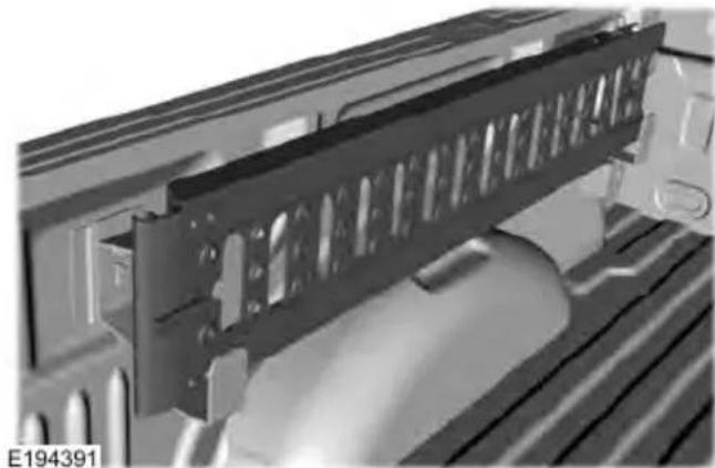 FORD F-350 Super Duty (2019) - Stowing the Bed Ramp - 1