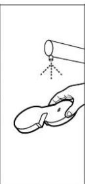 Einfache Linienskizze einer Hand, die ein kleines Objekt hält, mit einem Tropfen darüber, kein Text oder Symbole vorhanden.
