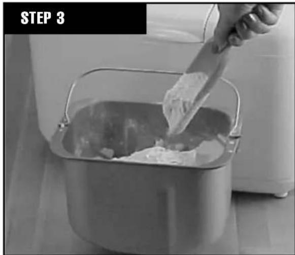 Breadman TR845 - MAKING DOUGH AND BAKING BREAD - 3