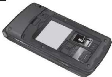 LG KF301 - 安装存储卡 - 3