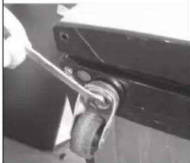 Klarstein Big Spender - Installing the Casters - 1