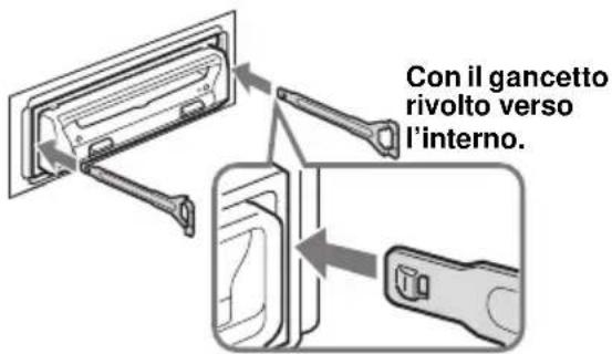 Con il gancetto rivolto verso l'interno.