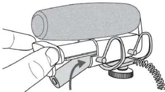 SHURE LensHopper VP83 - Einlegen der Batterien - 1