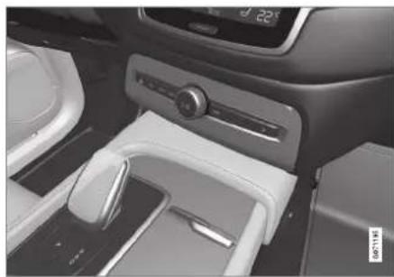 VOLVO S60 (2021) - STARTING AND DRIVING - 2
