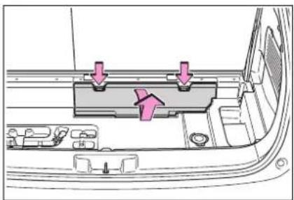 TOYOTA Highlander Hybrid (2021) - Taking out the jack - 3