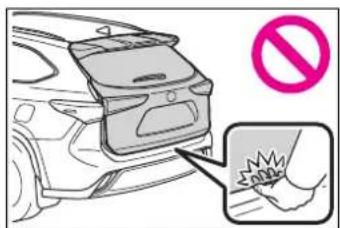 Diagram showing a car's rear door with a no-smoking symbol and a hand pointing to a warning sign.