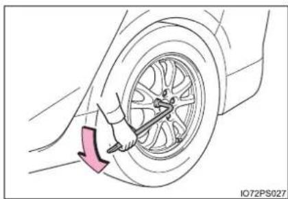 TOYOTA Prius (2021) - Replacing a flat tire - 3
