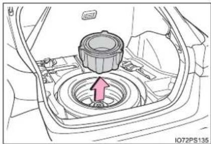 TOYOTA Prius (2021) - Taking out the spare tire - 2
