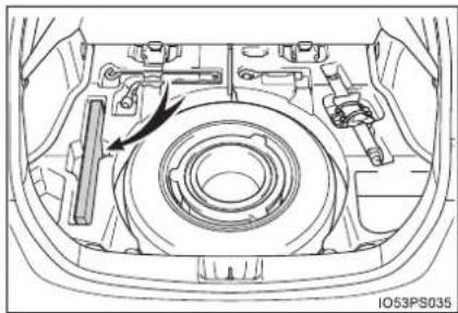 TOYOTA Prius (2021) - Warning reflector storage space - 4