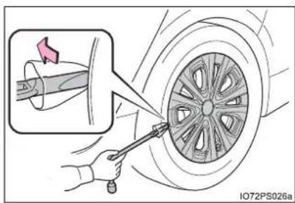 TOYOTA Prius (2021) - Replacing a flat tire - 2