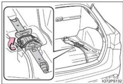TOYOTA Prius (2021) - Taking out the jack - 3