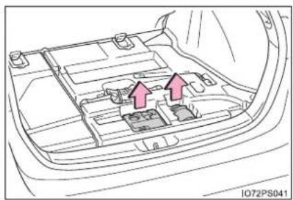 TOYOTA Prius (2021) - Taking out the emergency tire puncture repair kit - 3