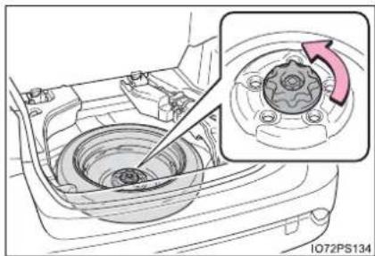 TOYOTA Prius (2021) - Taking out the spare tire - 3
