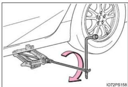 TOYOTA Prius (2021) - Replacing a flat tire - 6
