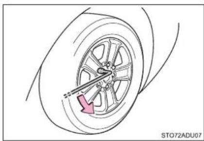TOYOTA Sequoia (2021) - Replacing a flat tire - 2