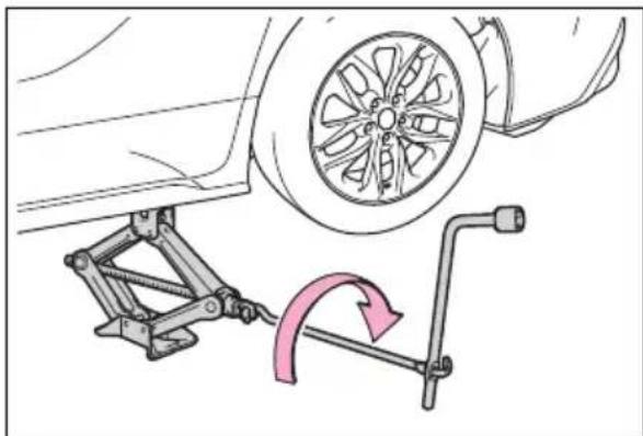 TOYOTA Sienna Hybrid (2021) - Replacing a flat tire - 5