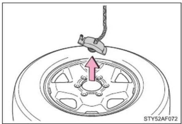 TOYOTA Tacoma (2021) - Taking out the spare tire - 3