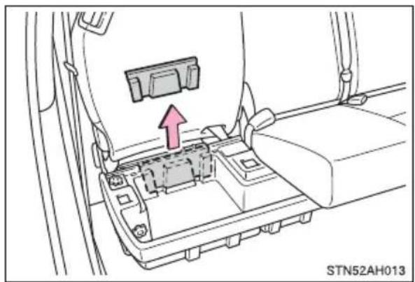 TOYOTA Tundra (2021) - Taking out the jack and tool bag (Double Cab models) - 3