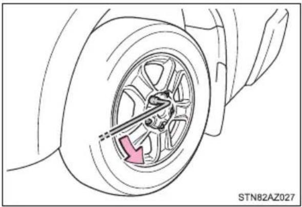 TOYOTA Tundra (2021) - Replacing a flat tire - 3
