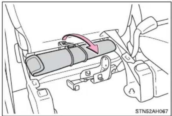 TOYOTA Tundra (2021) - Taking out the jack and tool bag (Double Cab models) - 5