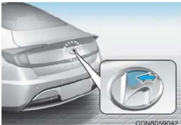 HYUNDAI Sonata (2021) - Opening the trunk - 1