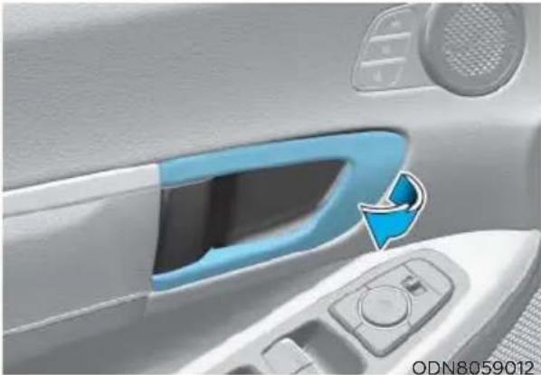 HYUNDAI Sonata (2021) - Operating Door Locks from Inside the Vehicle With the door handle - 1