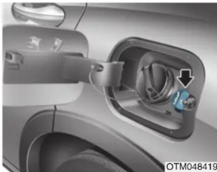 HYUNDAI Santa Fe (2020) - To refill the urea solution from the refill hose - 1