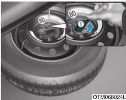 HYUNDAI Santa Fe (2020) - Removing and storing the spare tyre - 3