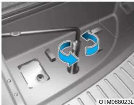 HYUNDAI Santa Fe (2020) - Removing and storing the spare tyre - 2